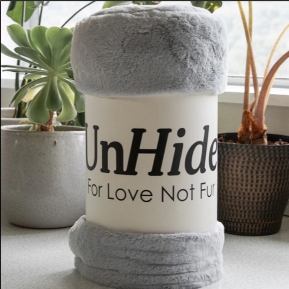 UnHide for love not fur blanket 50x60 New!!! - Picture 2 of 7